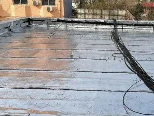 佛坪卫生间漏水维修公司分享下佛坪屋面楼顶防水刚性防水层施工要点。
